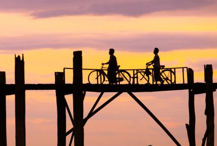 bigstock--118977659 MANDALAY - Gente caminando el puente de U-Bein, el puente de madera mas largo del mundo.