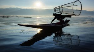 Silueta de pescador en Lago Inle, Myanmar.