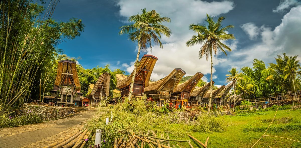 Casas tradicionales tongkonan del pueblo Toraja en Sulawesi, Indonesia – viaje alternativo Asia