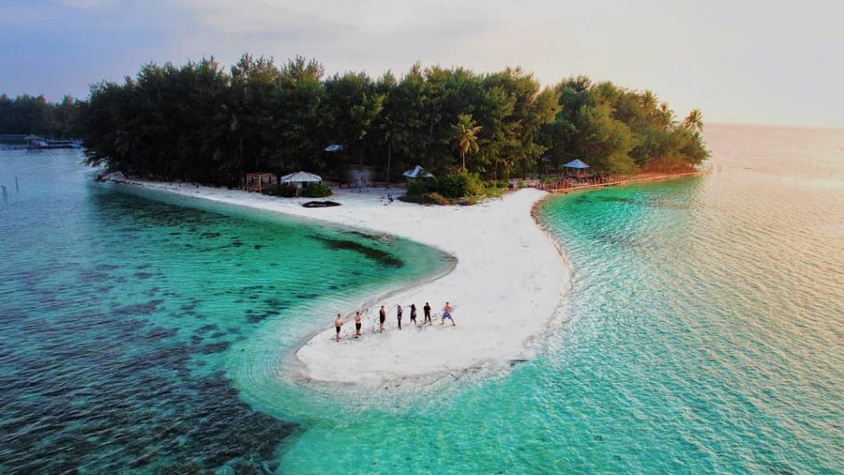 Vista aérea de las islas de Karimunjawa con aguas turquesas y playa de arena blanca