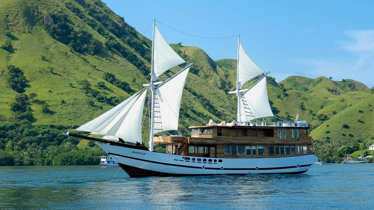 Barco phinisi tradicional navegando entre las islas del Parque Nacional de Komodo, Indonesia
