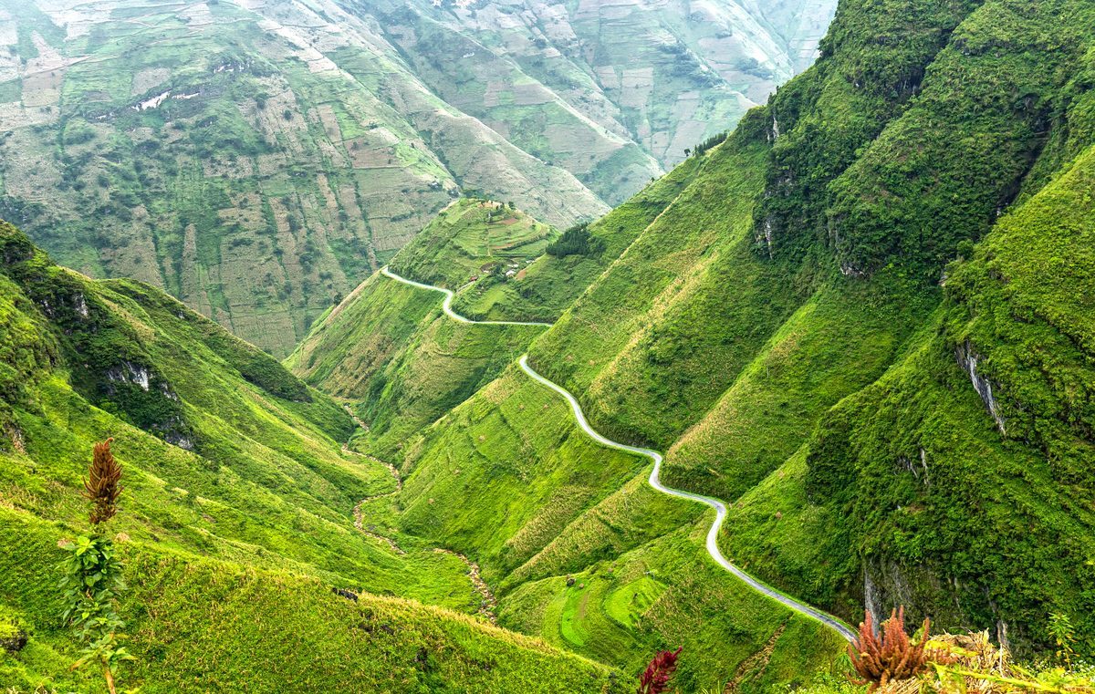 Carretera serpenteante entre montañas verdes del noroeste de Vietnam – viajes alternativos a Asia en otoño