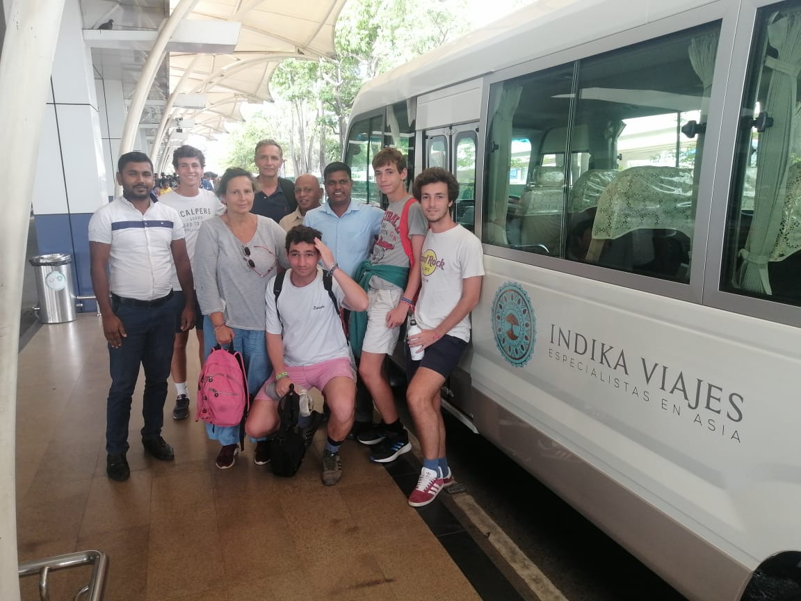 Familia de viajeros con el equipo local de Indika Viajes Especialistas en Asia a su llegada al aeropuerto de Colombo, Sri Lanka
