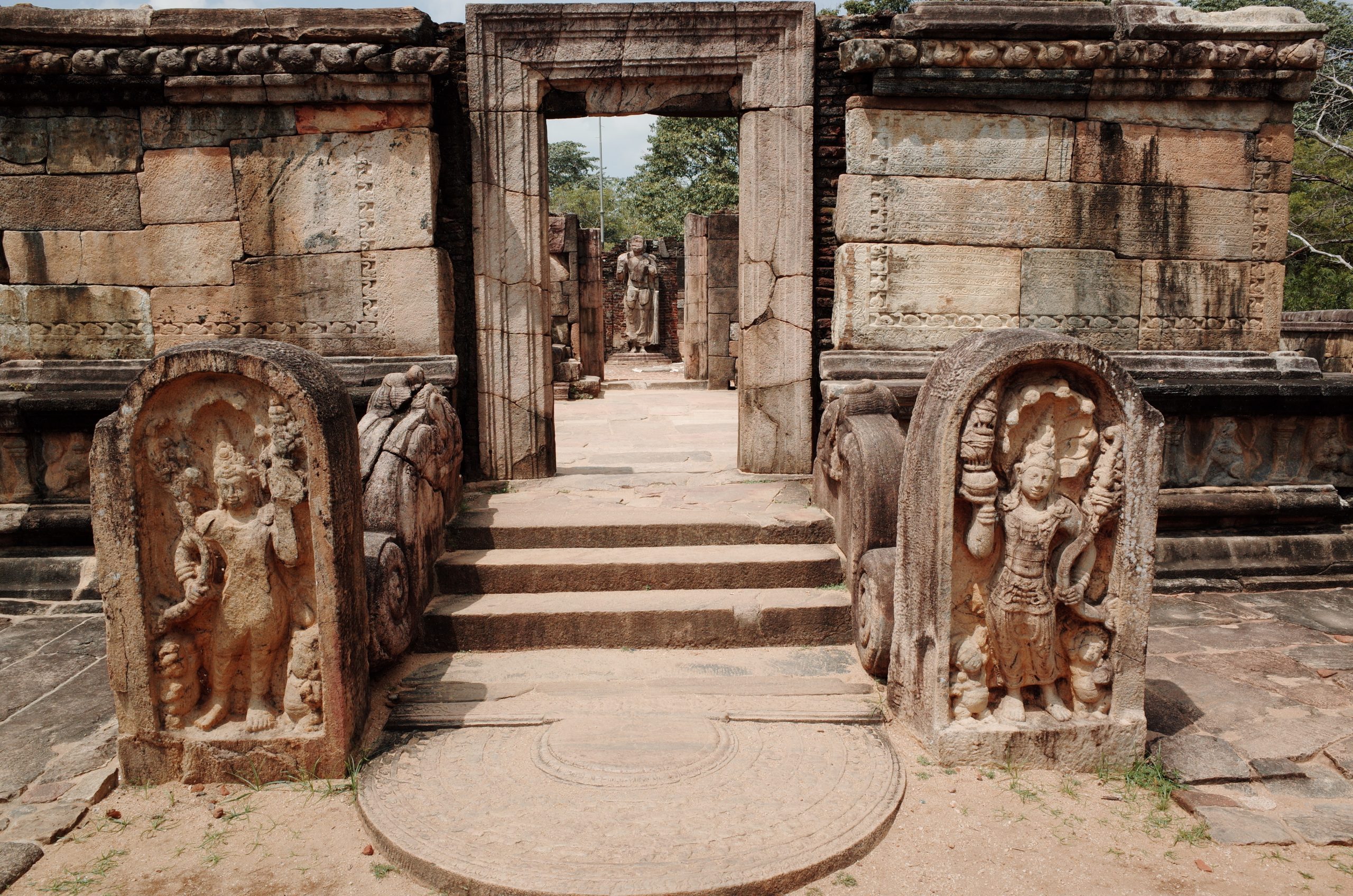 Guardianes de piedra esculpidos en la entrada de un templo medieval de Polonnaruwa, patrimonio arqueológico de Sri Lanka