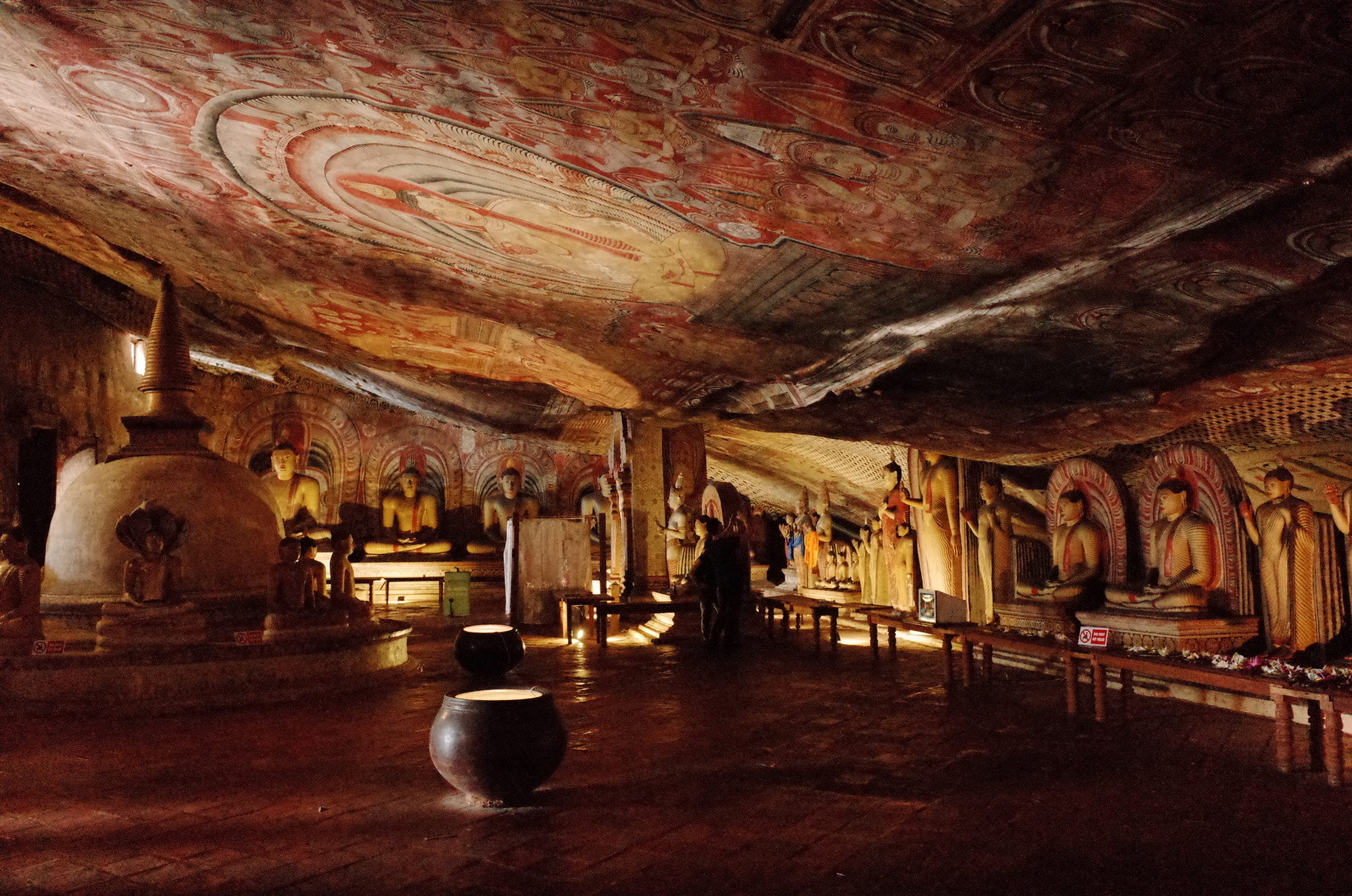 Interior de las cuevas de Dambulla con frescos budistas milenarios y estatuas iluminadas, Sri Lanka