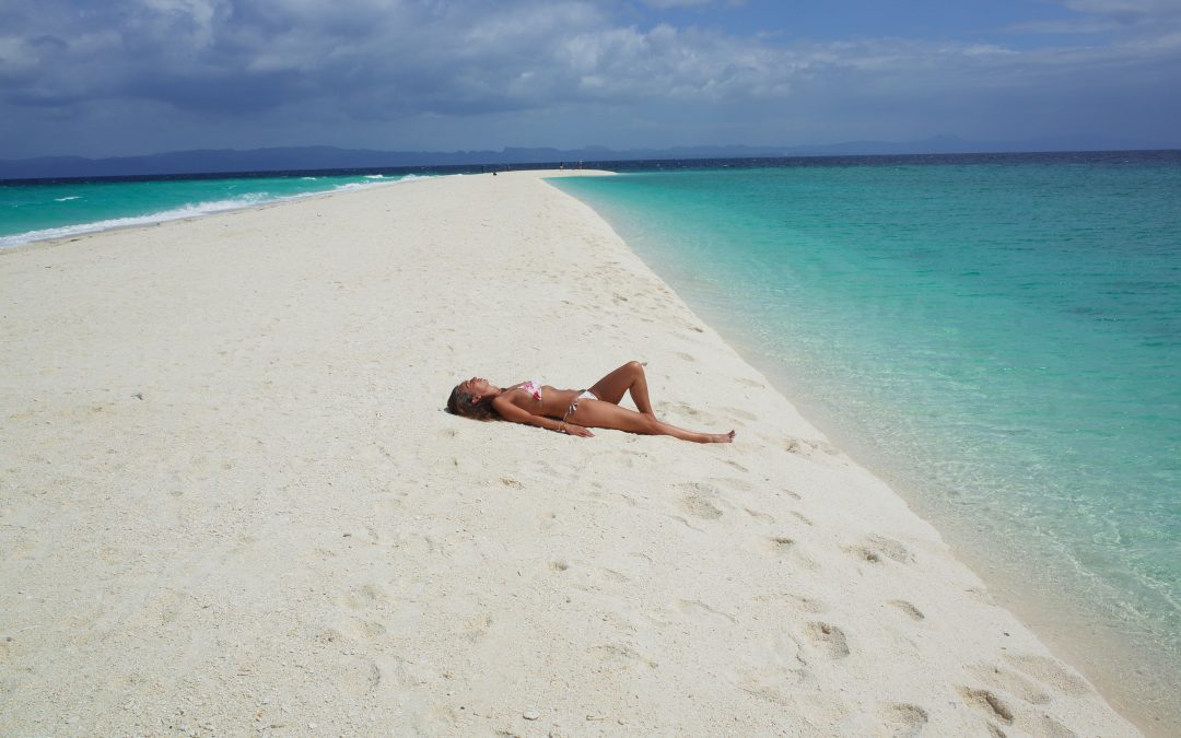 Banco de arena blanca de Kalangaman Island, Filipinas, con aguas turquesas del Pacífico — playas remotas de Asia