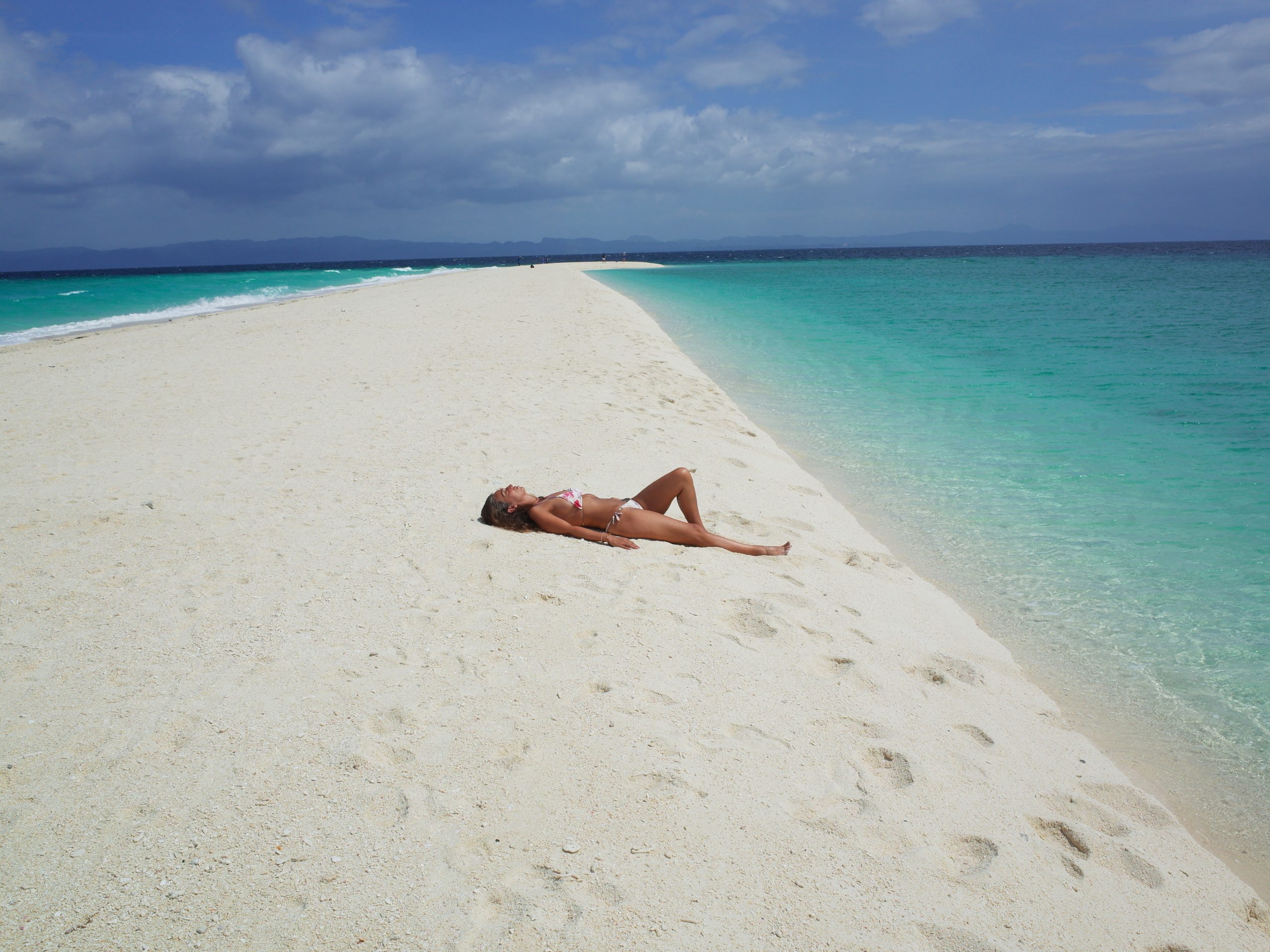 Banco de arena blanca de Kalangaman Island, Filipinas, con aguas turquesas del Pacífico — playas remotas de Asia