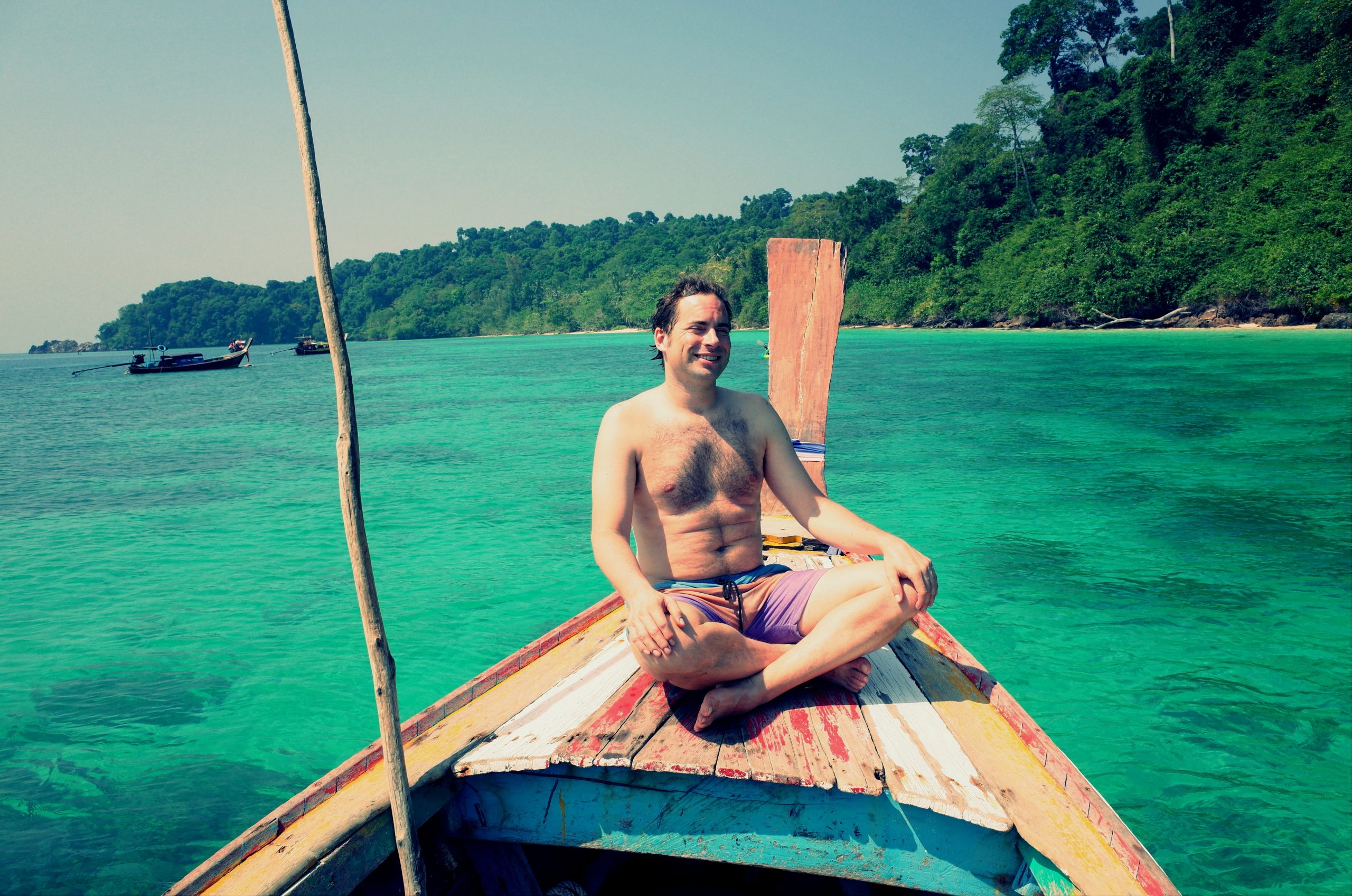 Aguas esmeralda y arena blanca en Koh Kradan, Trang, Tailandia, con vegetación tropical densa