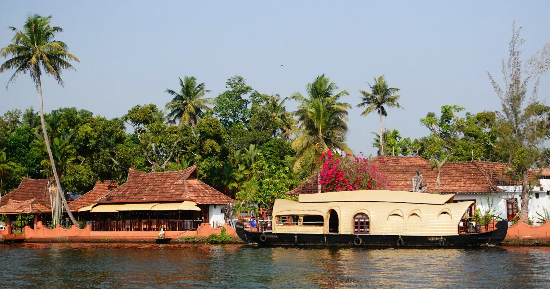 Casa flotante navegando por los backwaters de Kerala, India del Sur, en un viaje en familia