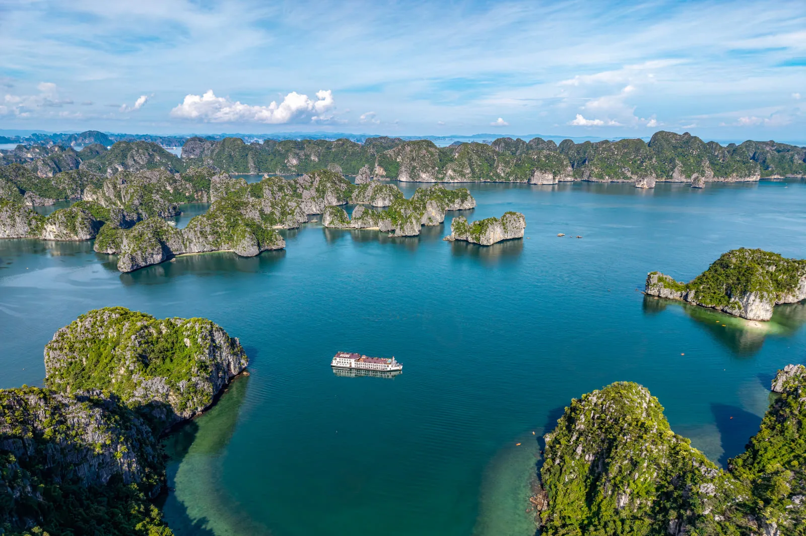 Crucero entre las montañas de karst de la bahía de Lan Ha, Vietnam, alternativa familiar a Halong