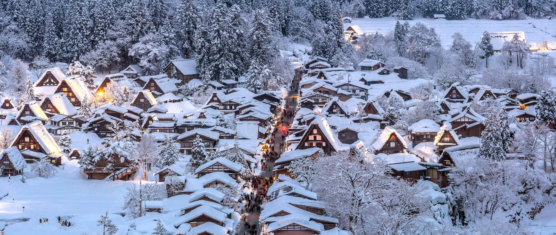 Casas tradicionales Gassho-zukuri nevadas en Shirakawago, Japón, en un viaje familiar de invierno